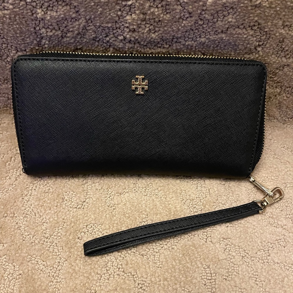 Like new Tory Burch Wristlet wallet. No marks or tears.